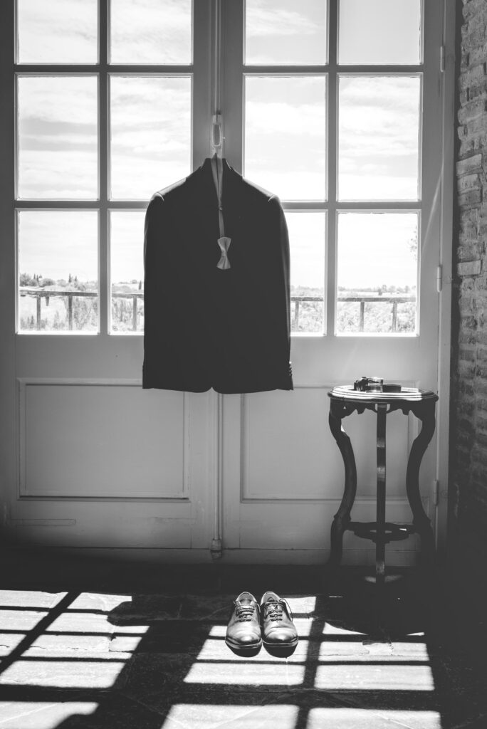 costume suspendu pendant les préparatifs du mariage