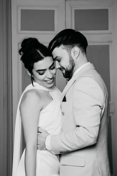 photo de couple- chauteau d'Issus, interieur noir et blanc