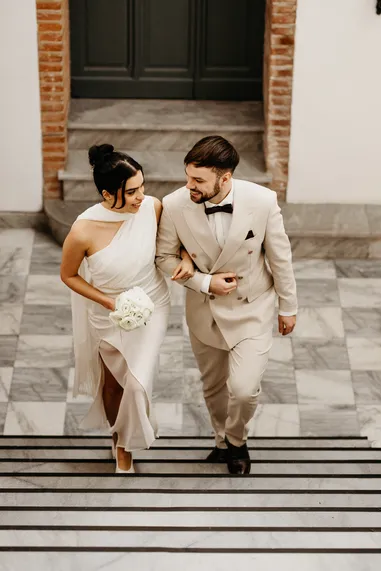 couple de marié dans les marches mairie d'auterive