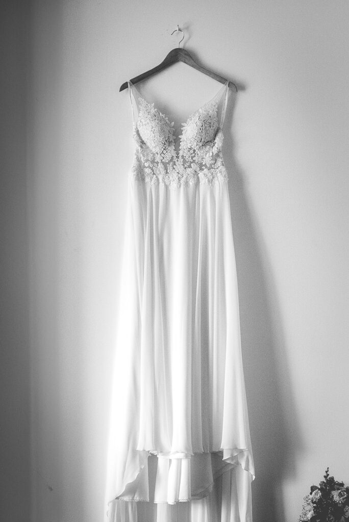 robe de mariée suspendu