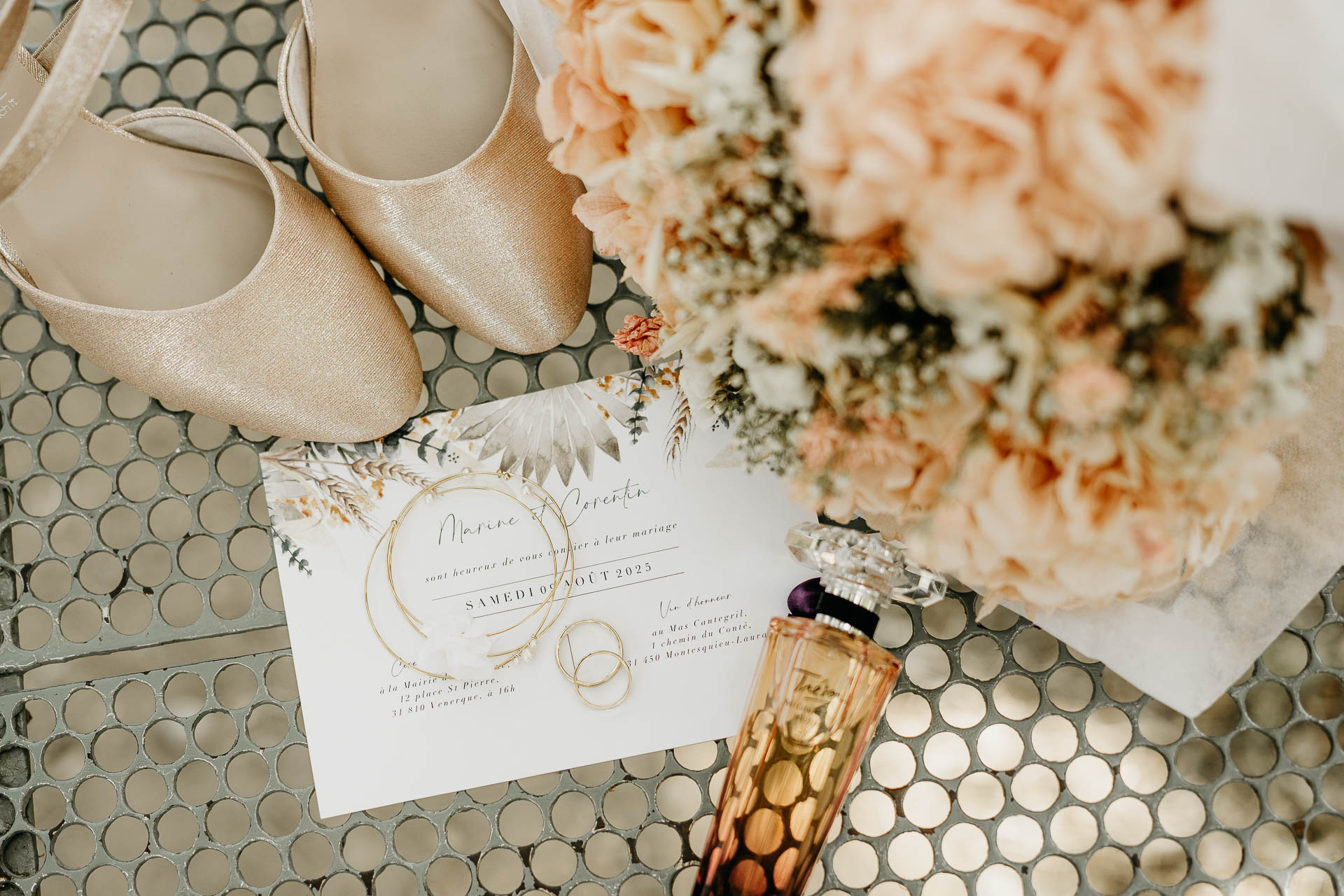 Photo mariage Toulouse avec chaussures, bouquet, parfum