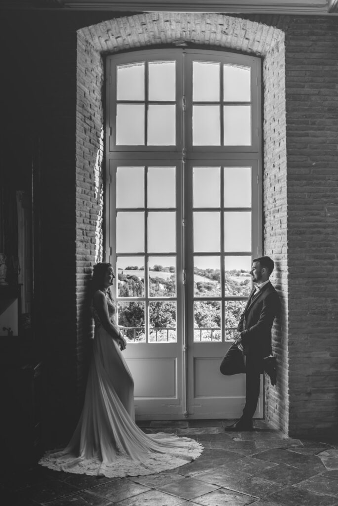 couple de marié dans l'encadrement fenêtre