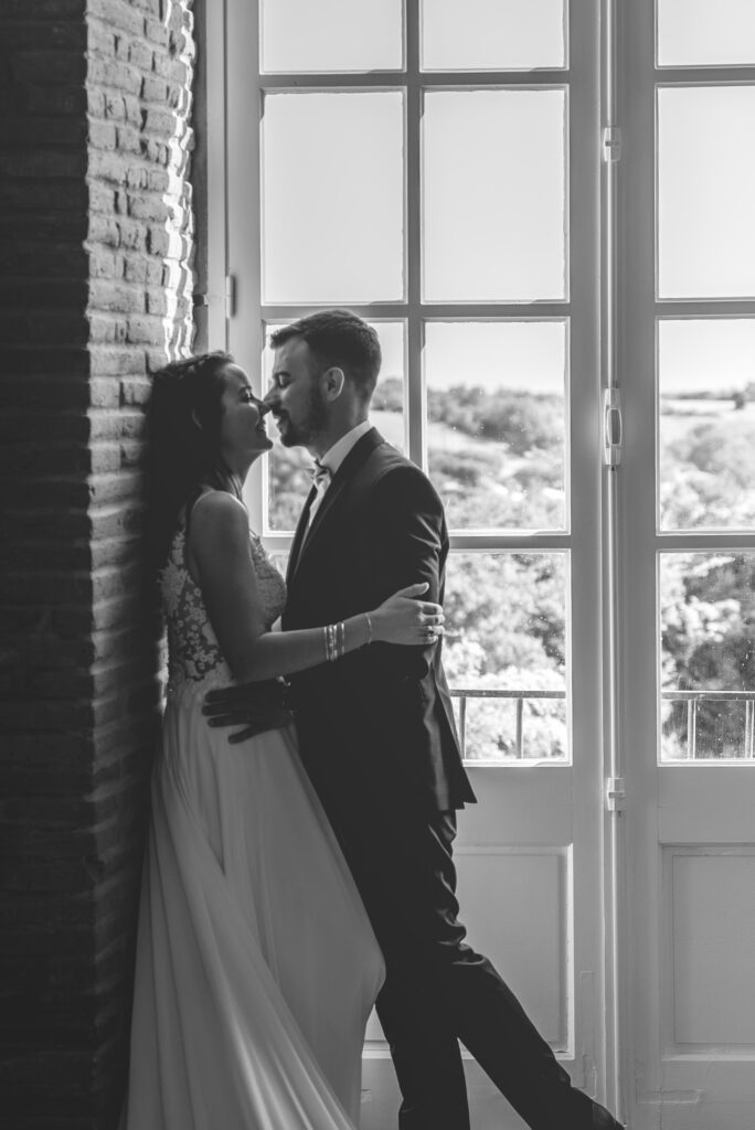 couple de marié devant fenêtre