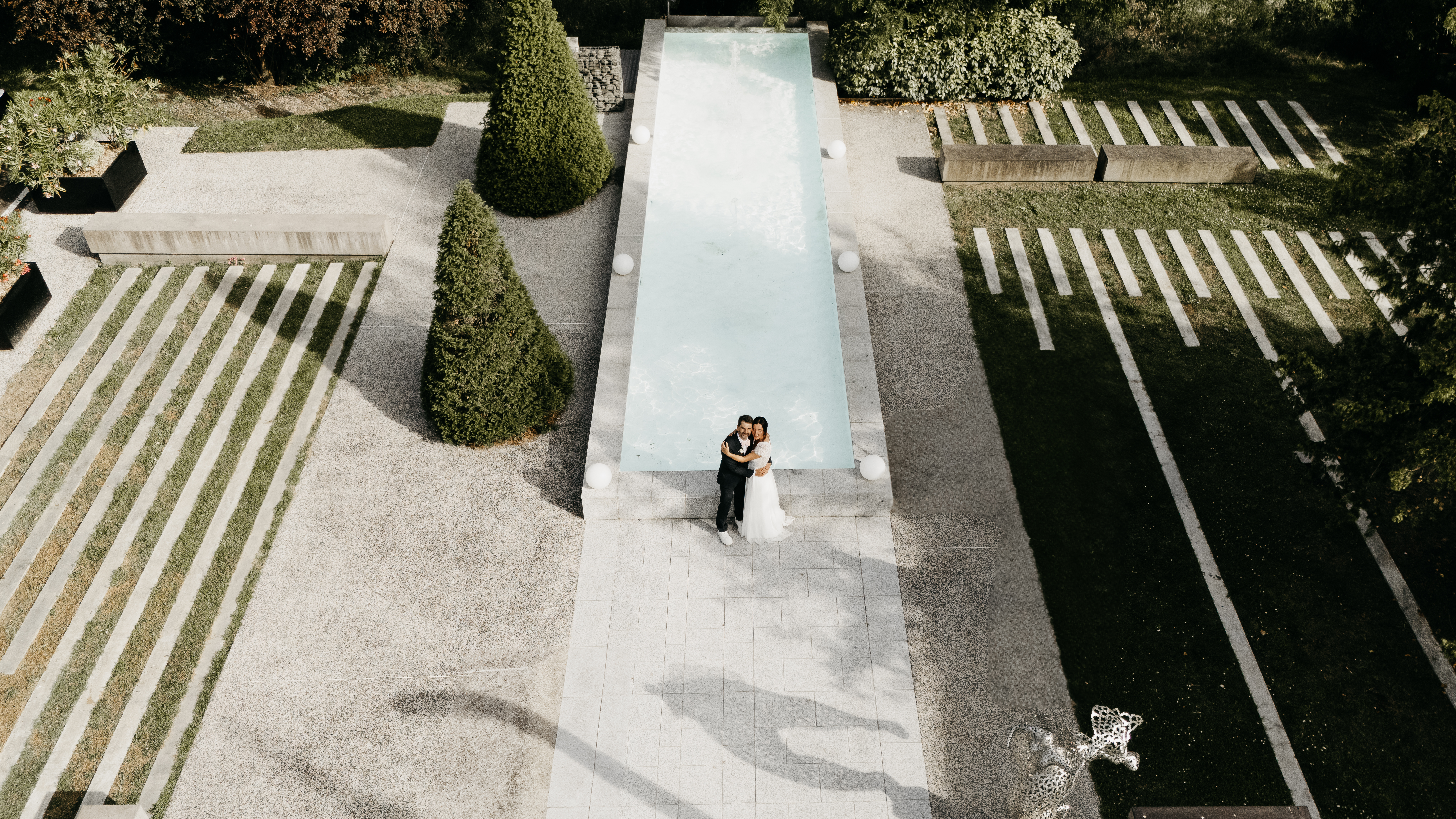 photo de couple avec drone mariage