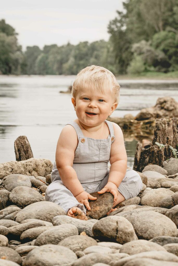 Portrait enfant à la rivière proche Toulouse