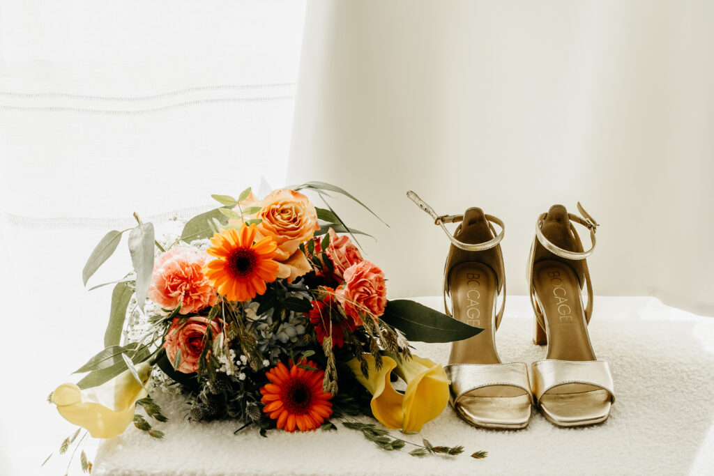 bouquet et chaussures de mariée