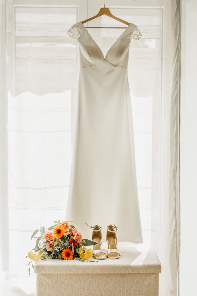robe avec chaussures et bouquet de la mariée