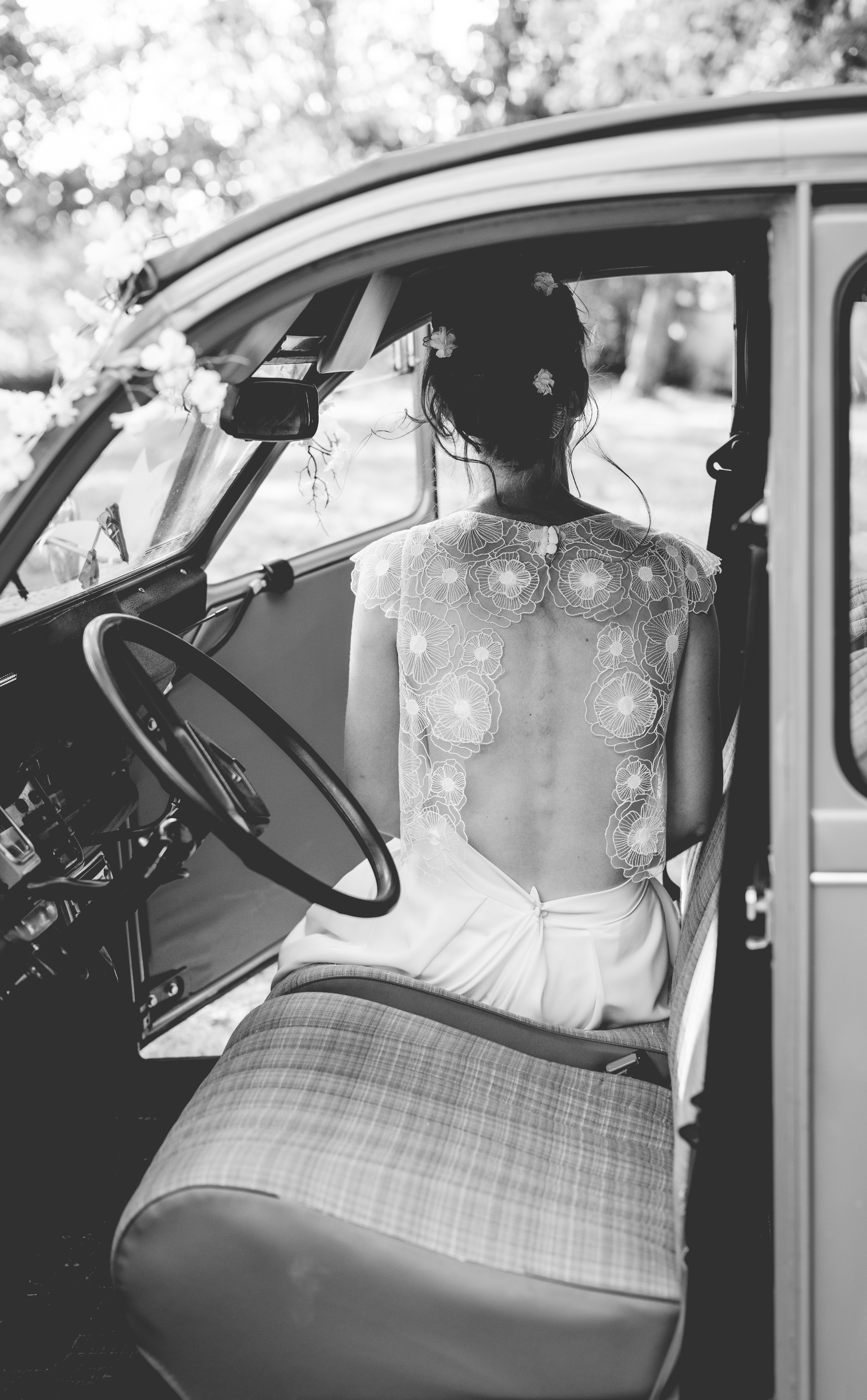 details robe de mariée dans voiture ancienne