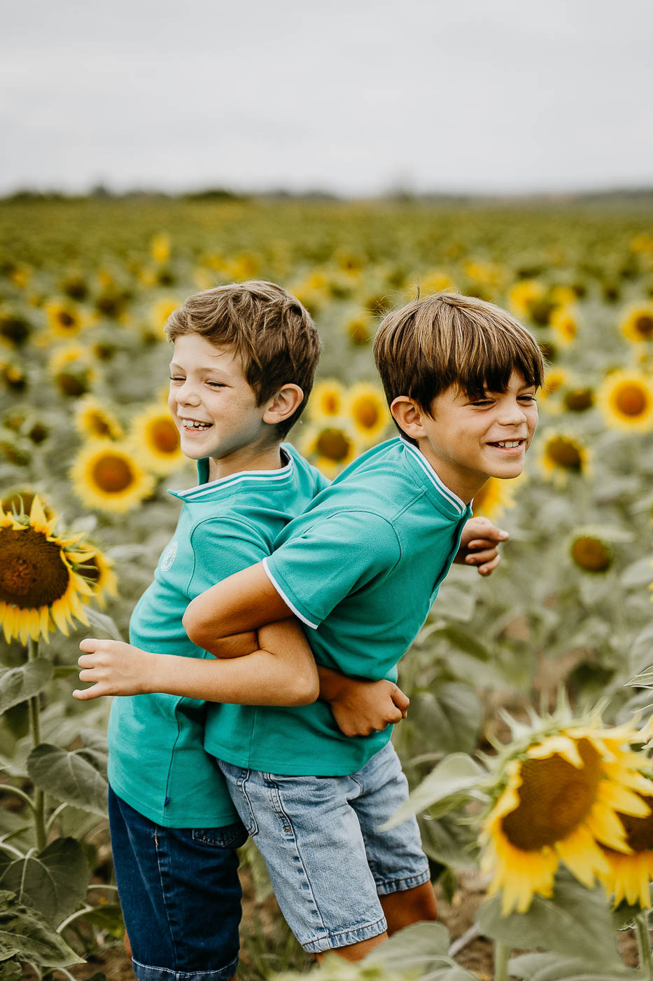 deux enfants qui jouent dans les tournesols