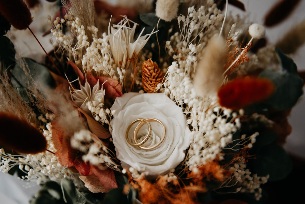 alliance dans bouquet de fleurs