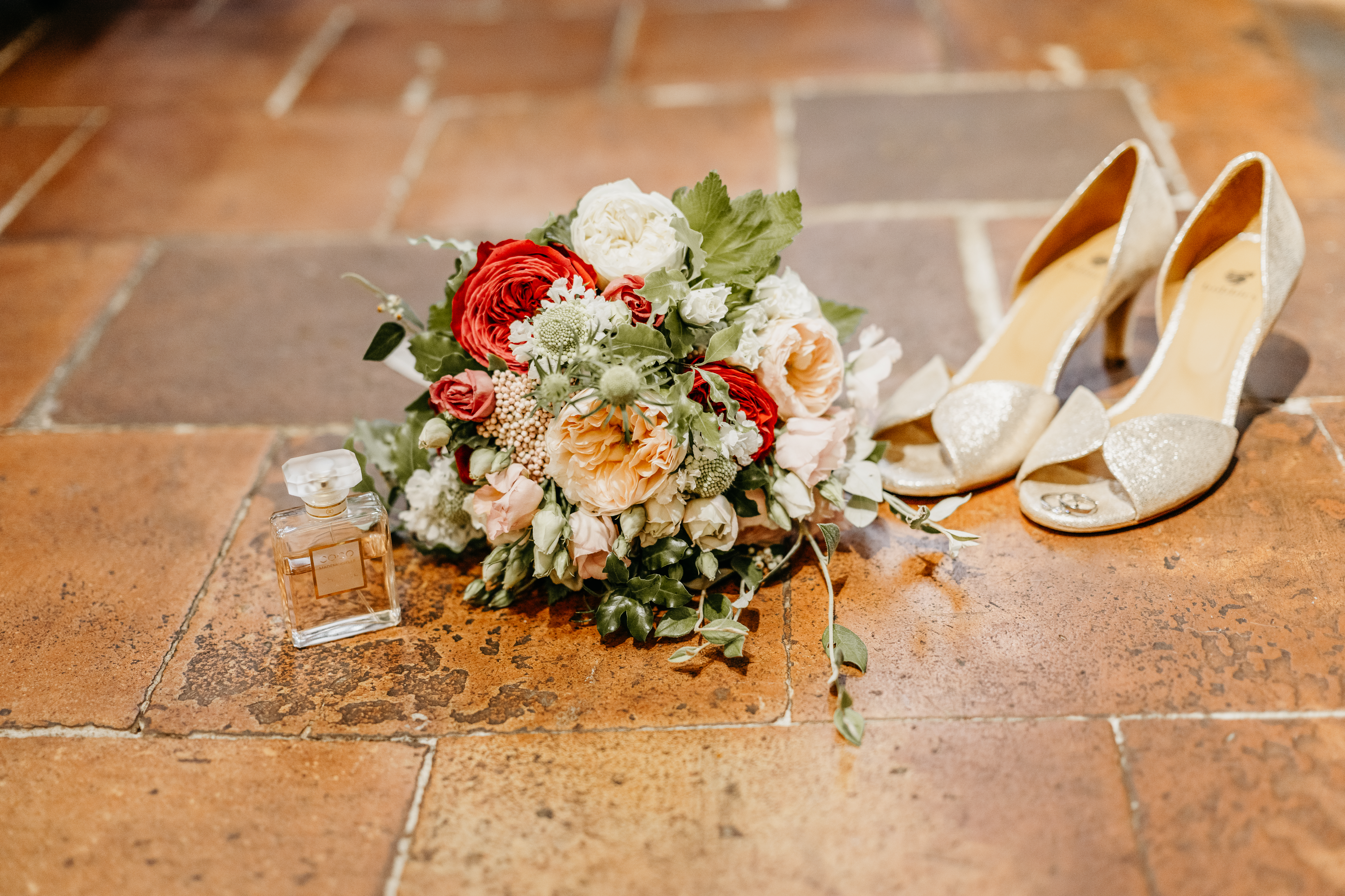 bouquet de fleurs avec chaussures de la mariée