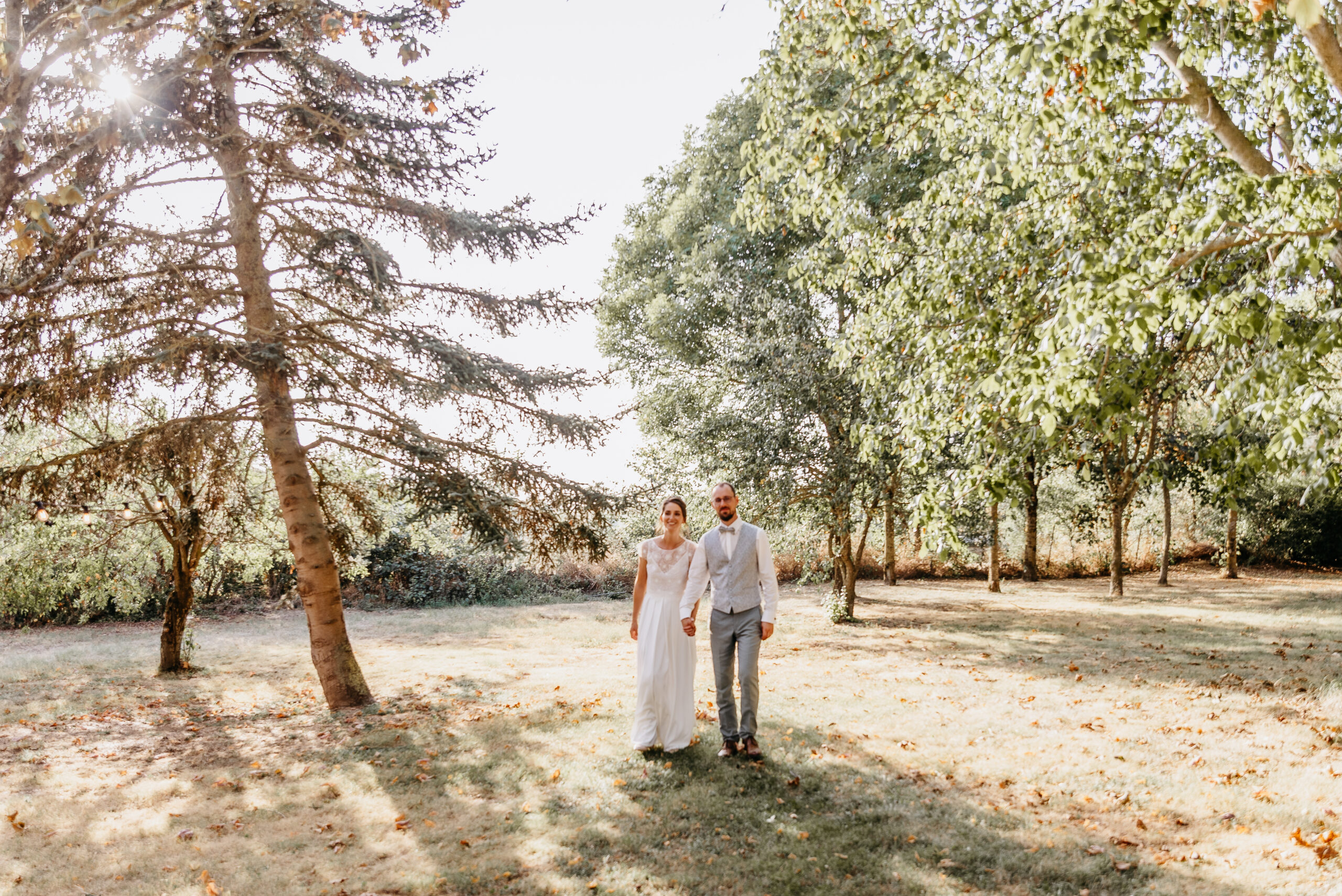 photo de couple. marchant dans une foret