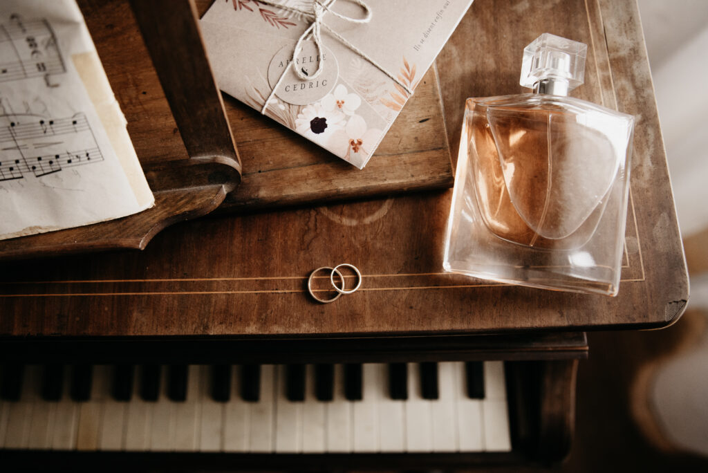 alliances et papeterie love sur piano