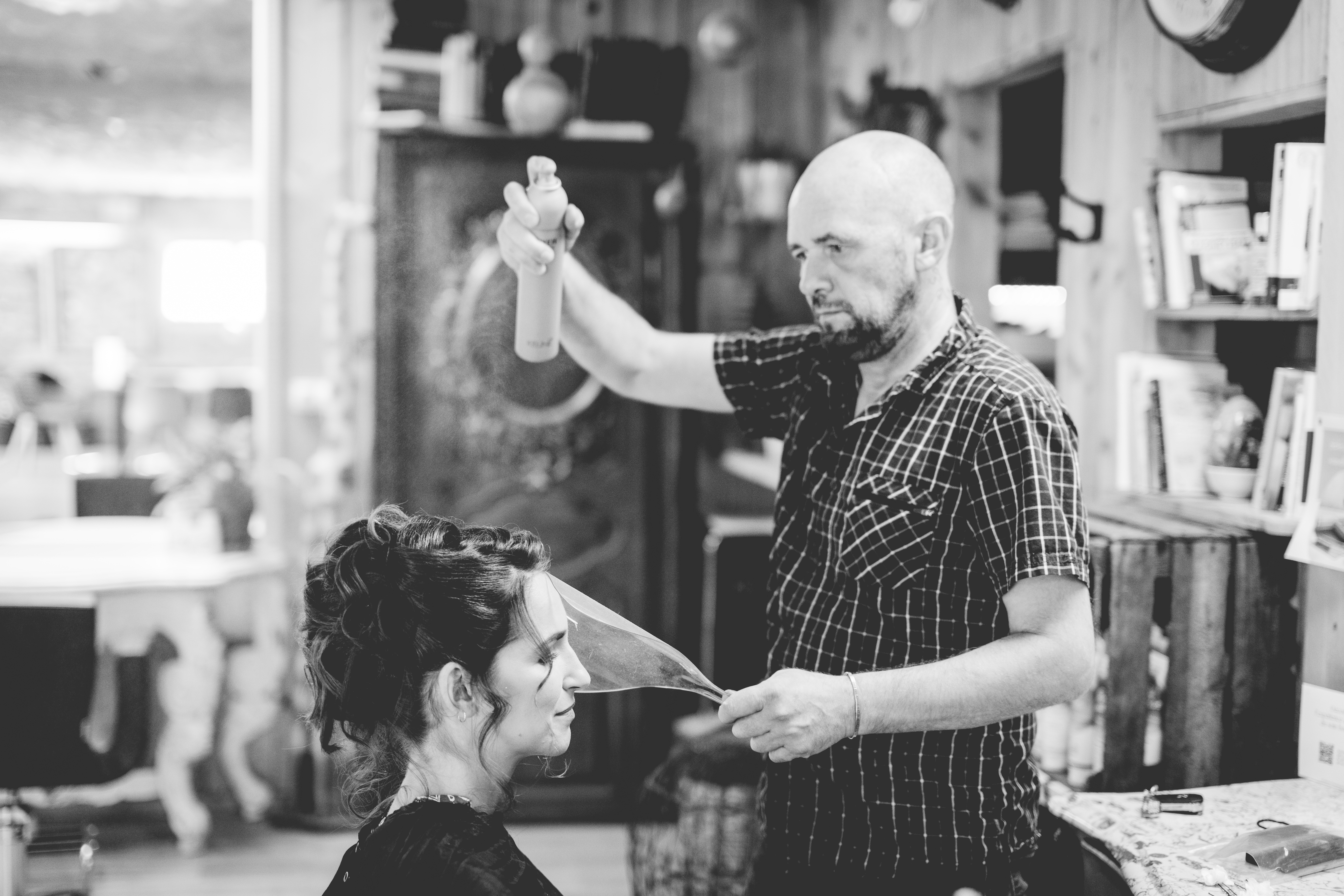 Préparatif coiffeur lac en noir et blanc avec accessoires