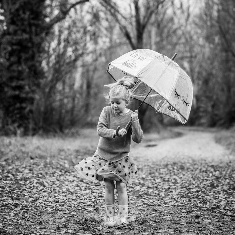 enfant qui saute dans l'eau