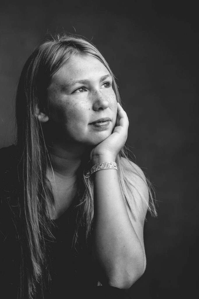 portrait adolescente noir et blanc