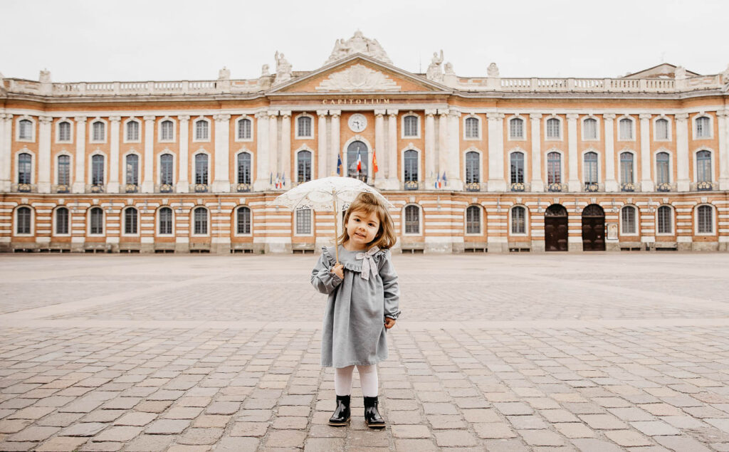 enfant sur place du capitole à toulouse