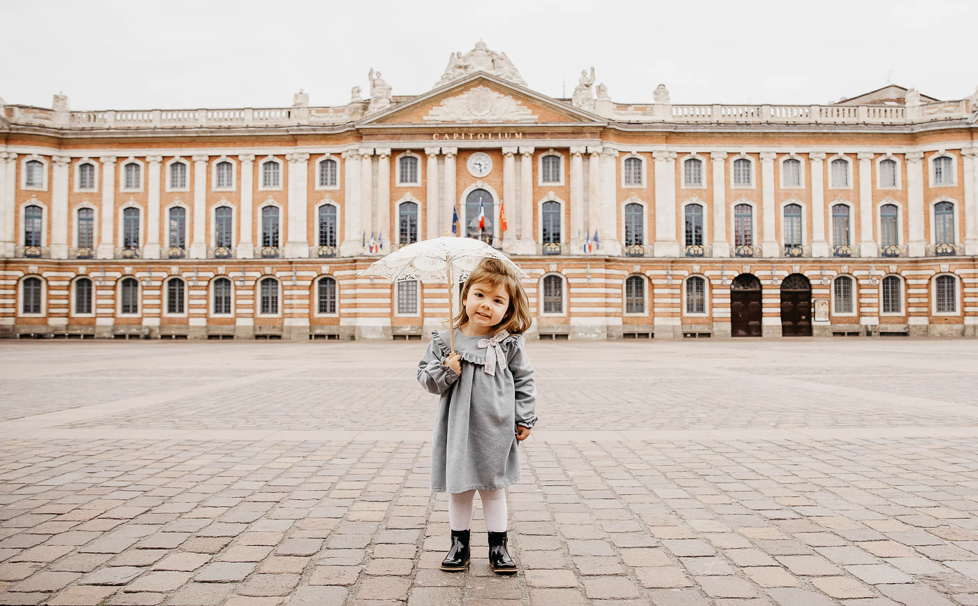 enfant sur place du capitole à toulouse