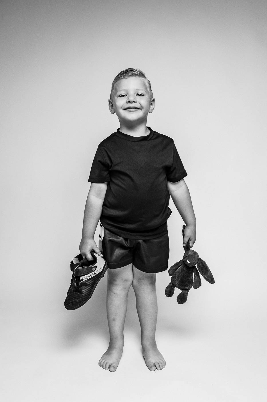 portrait petit garçon avec crampons et doudou