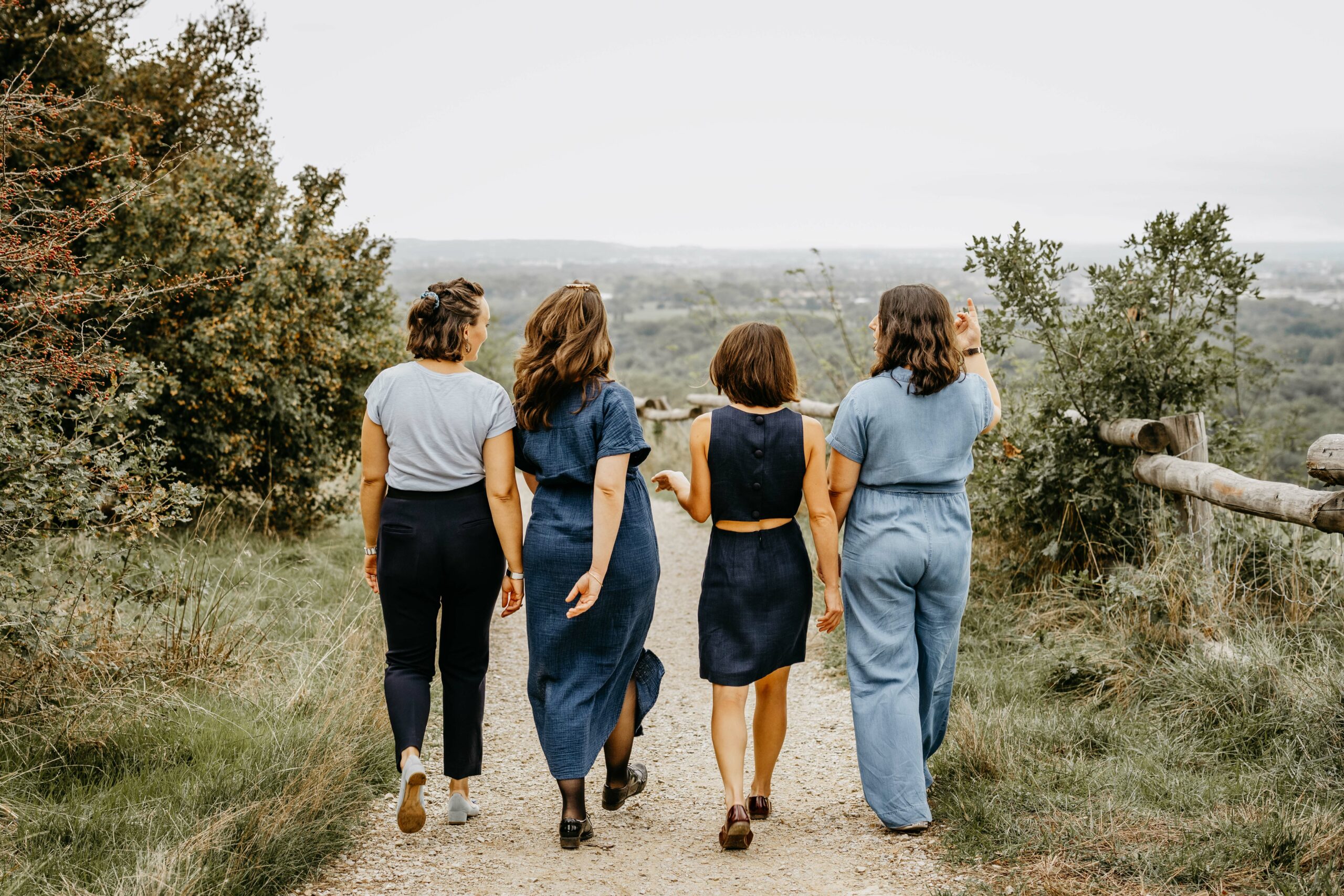 4 amies qui se baladent en séance photo