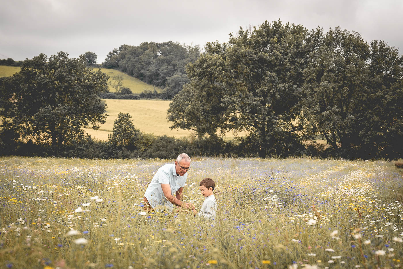 Photo de famille dans les champs fleuris