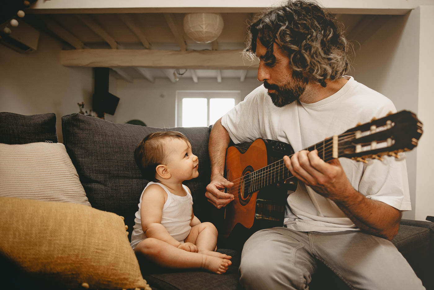 Photo à la maison petite fille avec son papa