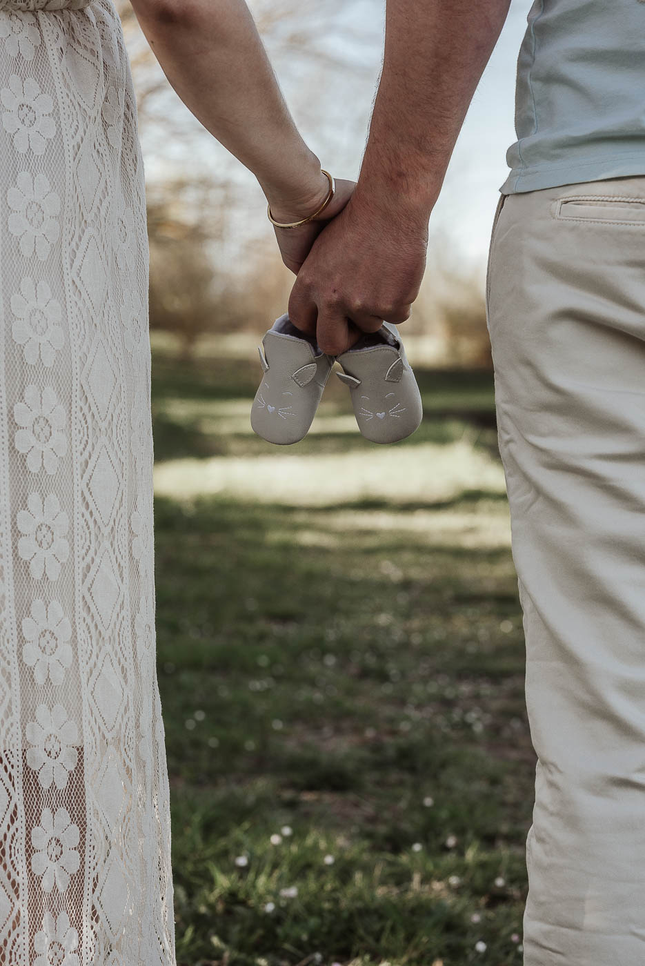 Couple qui marche avec des chaussons dans les mains