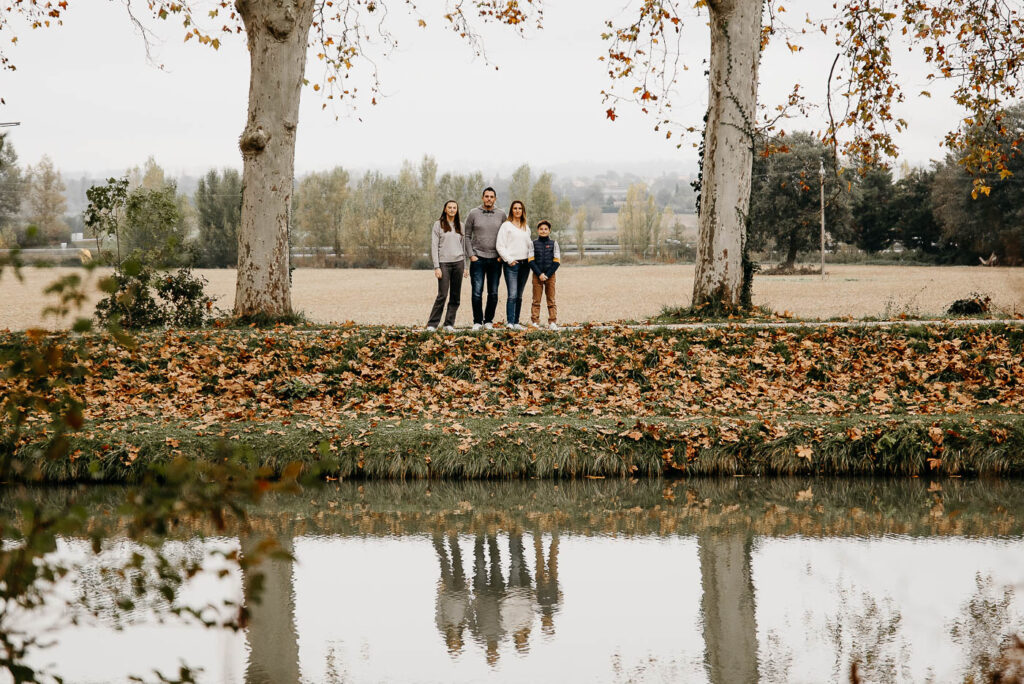 Photo de famille au bord du canal du Midi.
