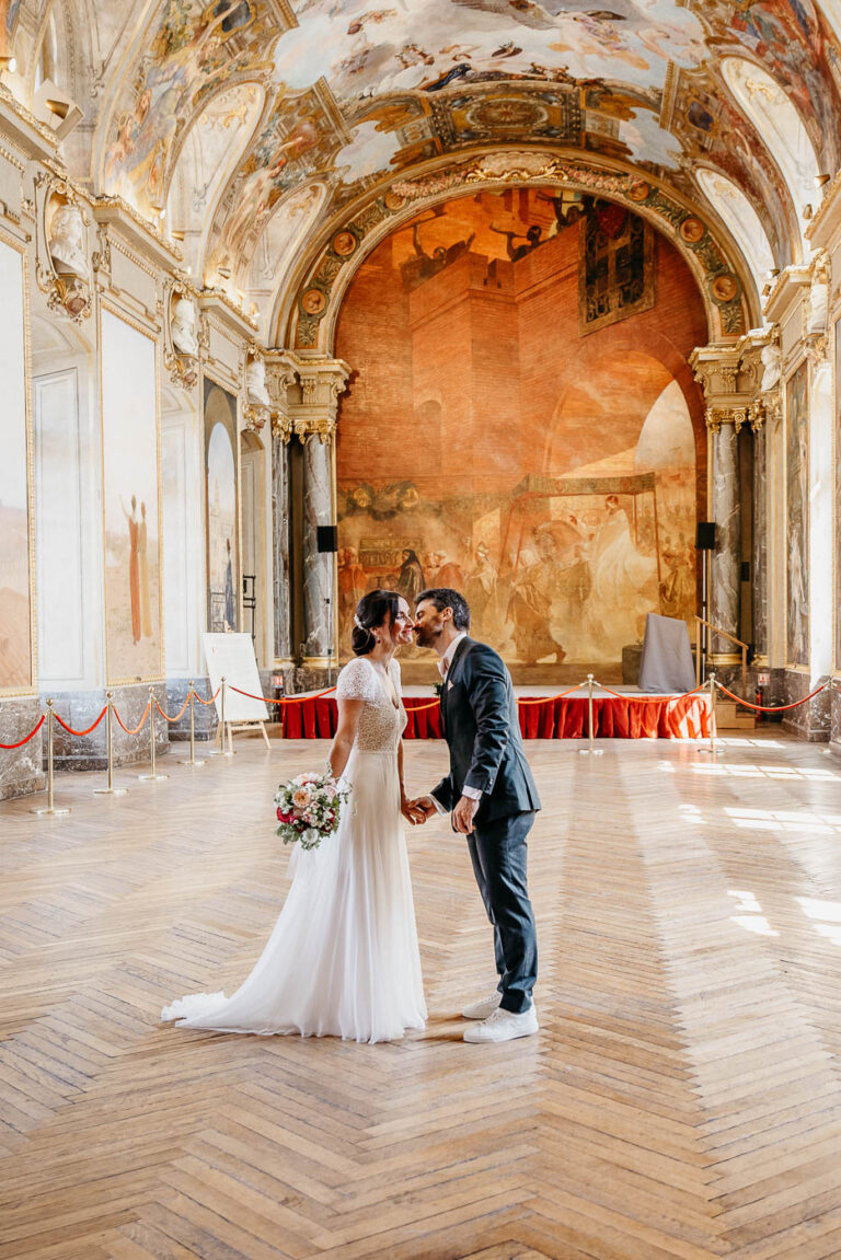 Couple de mariés célébré à la mairie du Capitole de Toulouse