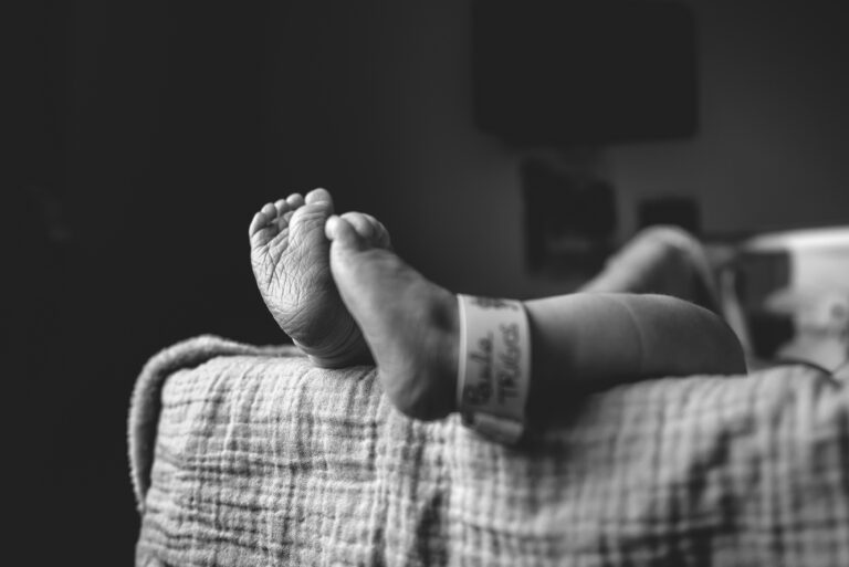 pied de nouveau né à toulouse en maternité