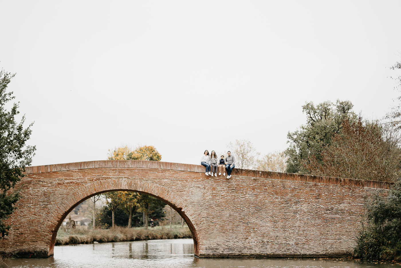 photo de famille sur pont du canal du midi
