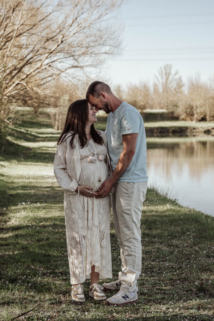 photo d'un couple au bord d'un lac