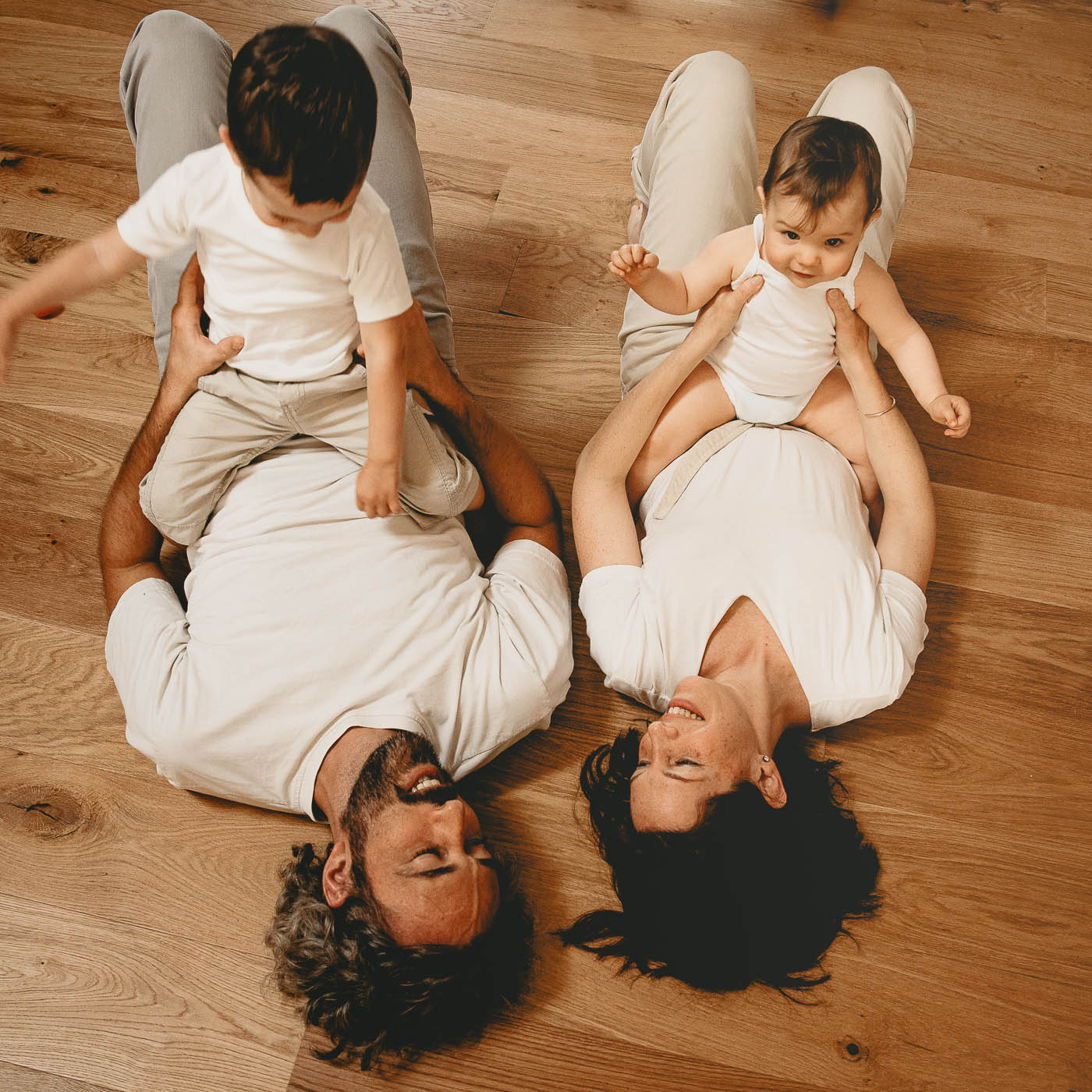 photo à la maison d'une famille avec deux enfants