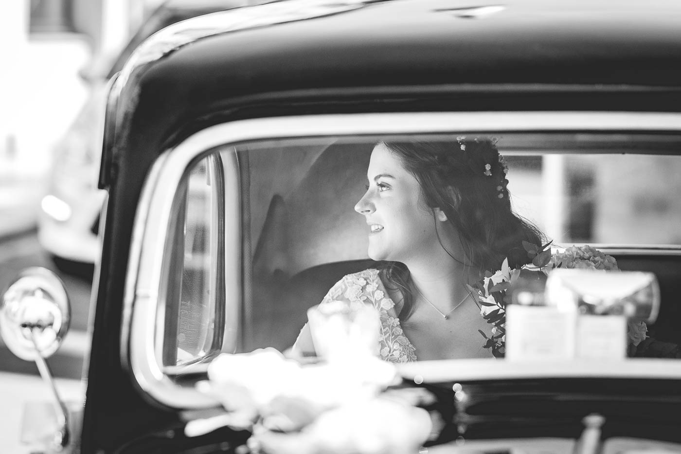 portrait de la mariée dans la voiture toulouse