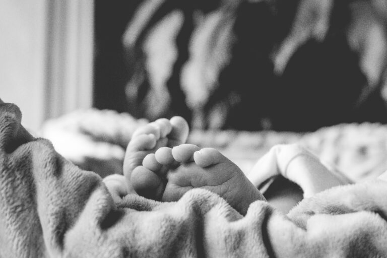 pied nouveau né noir et blanc