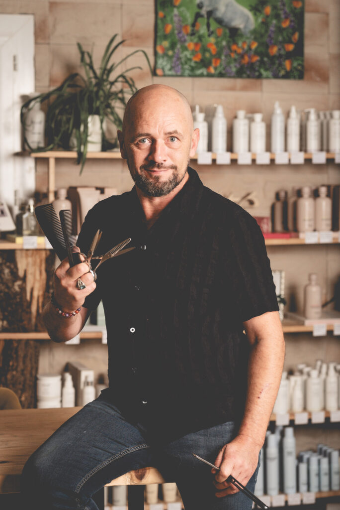 portrait professionnel coiffeur dans son salon