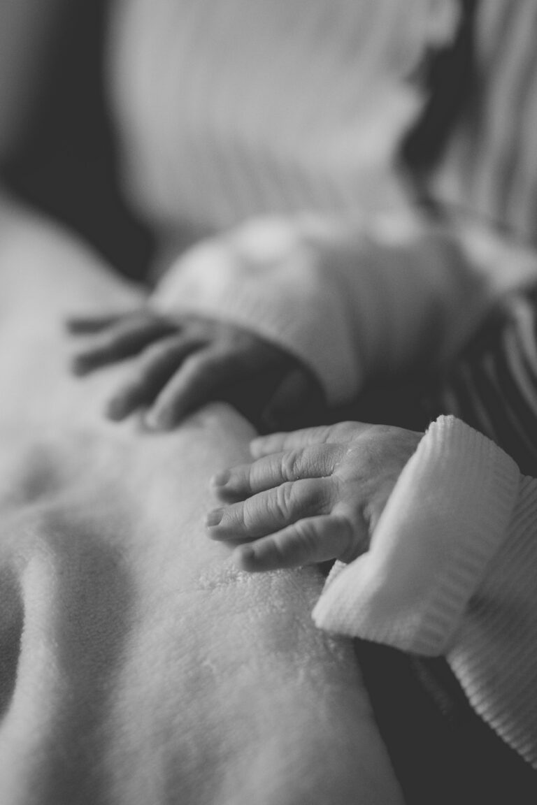 Pourquoi faire appel à une photographe nouveau-né à Toulouse pour les premiers jours de votre bébé ?