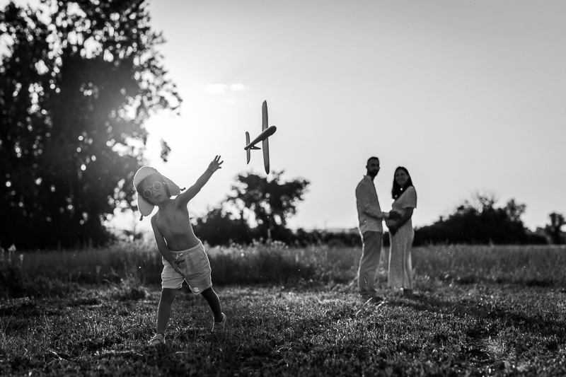 Séance photo de famille en extérieur à Toulouse, ambiance naturelle
